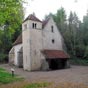 La chapelle Saint-Lazare surgit dans un écrin de verdure. Elle demeure le seul vestige de l'ancienne léproserie de Vaumorin, implantée à l'écart du bourg, en complèment de l'hôtel-Dieu de Varzy, à la demande de l'évêque d'Auxerre pour faire face à la lèpr